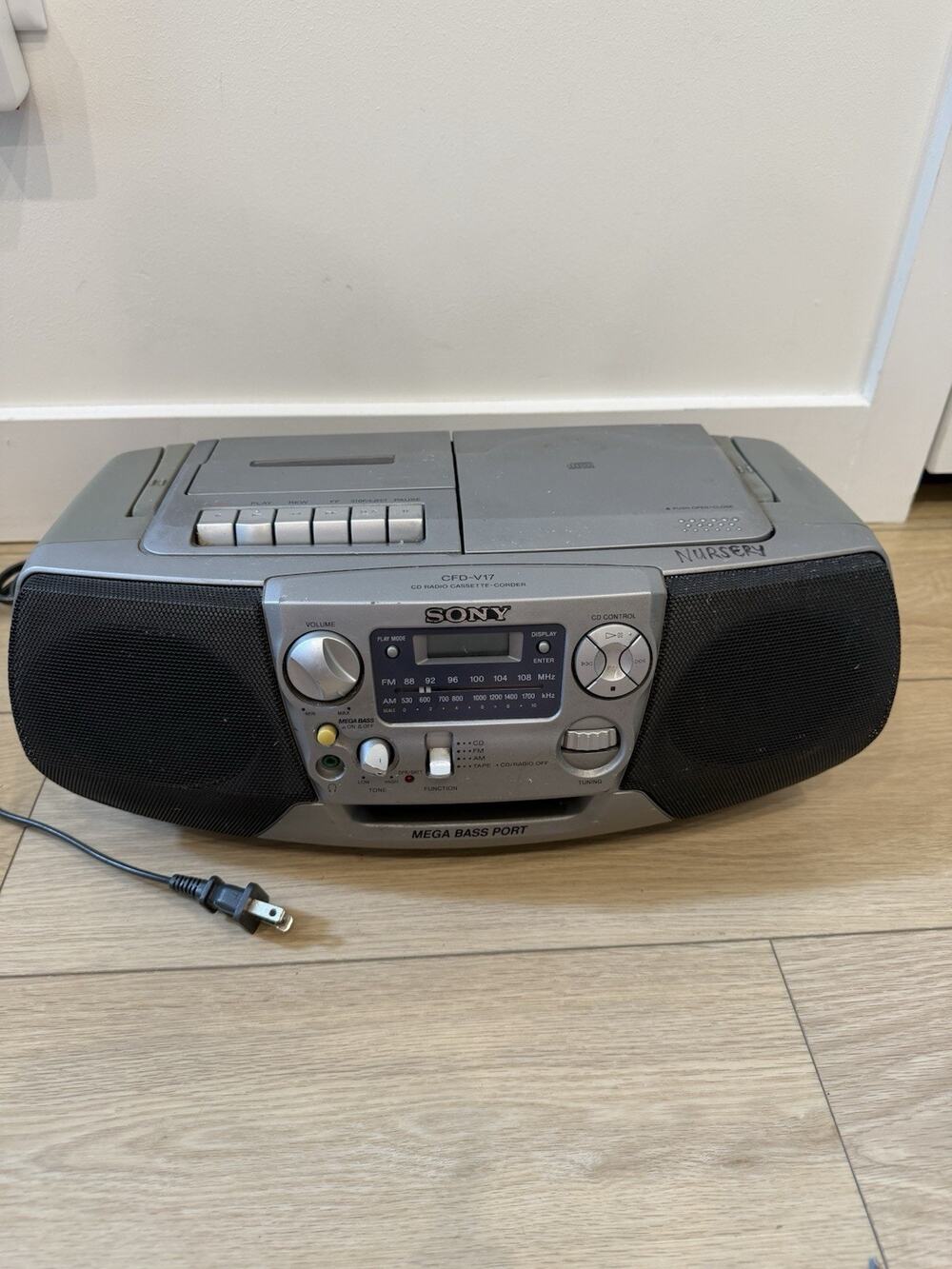 Sony CFD-V17 FM/AM CD Tape Cassette Player Portable Stereo Boombox Mega Bass